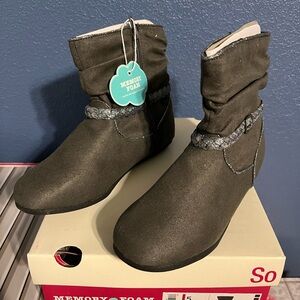 SO Memory Foam Size 5 Grey Boots New in Box